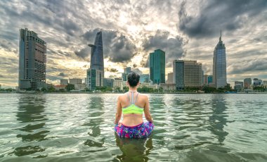 Padmasana Lotus poz genç çekici kadın