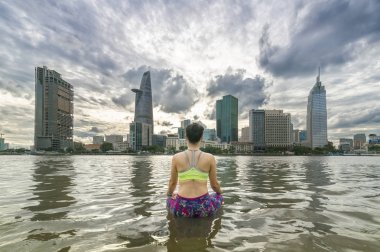 Padmasana Lotus poz genç çekici kadın