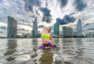 Eka Pada Mermaid poz genç çekici kadın