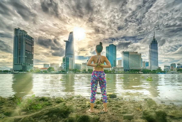 Jovem mulher atraente em pose de montanha — Fotografia de Stock