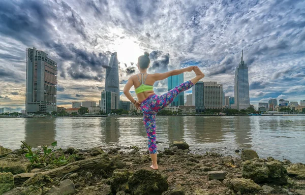 Genç çekici kadın ayakta Split eğitimde