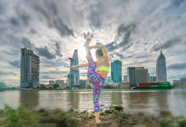 Genç çekici kadın ayakta Split eğitimde