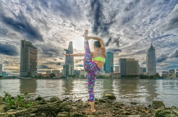 Genç çekici kadın ayakta Split eğitimde