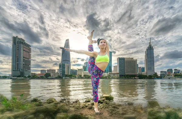 Genç çekici kadın ayakta Split eğitimde