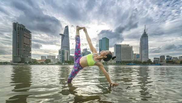 Sage Vashishtha'nın poz genç çekici kadın