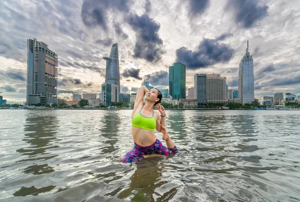 Eka Pada Mermaid poz genç çekici kadın