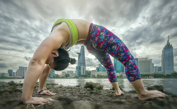 Jovem mulher atraente em Haha Konasana , — Fotografia de Stock