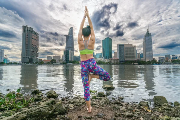 Genç çekici kadın bir bacaklı tekerlek poz