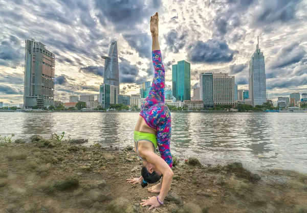 Genç çekici kadın bir bacaklı tekerlek poz