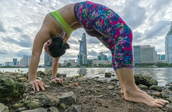 Haha Konasana genç çekici kadın,