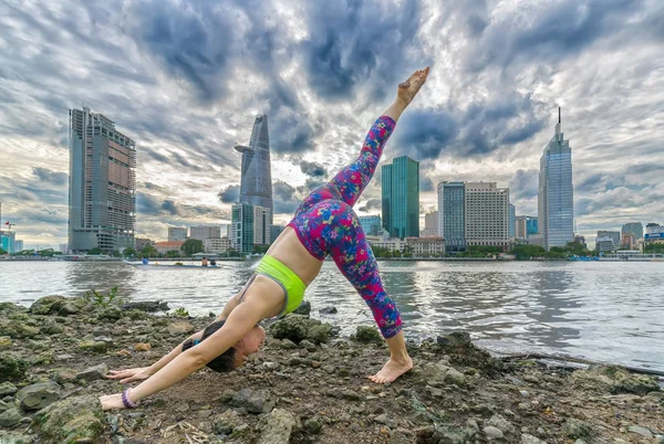 Genç çekici kadın bir bacaklı tekerlek poz