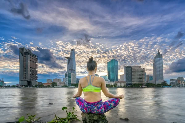 Padmasana Lotus poz genç çekici kadın
