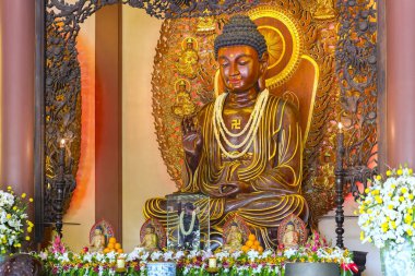 Budist tapınağı heykelinin ışıklar, Buda'nın doğum gününde rengârenk çiçeklerle dekore edilmiş.