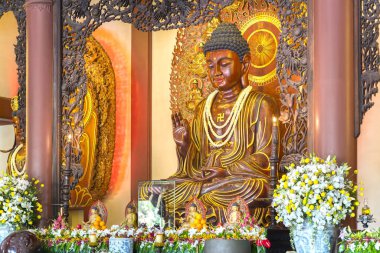 Budist tapınağı heykelinin ışıklar, Buda'nın doğum gününde rengârenk çiçeklerle dekore edilmiş.