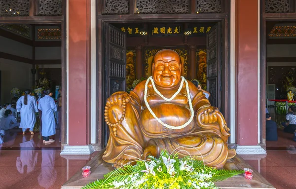 Boeddhistische standbeeld in tempel versierd lichten, kleurrijke bloemen op Boeddha's verjaardag. — Stockfoto
