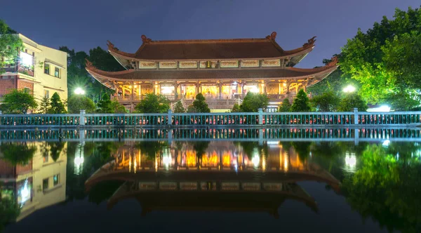 Architecture temple at night when lights flickered as glorified spiritual beauty. — Stock Photo, Image