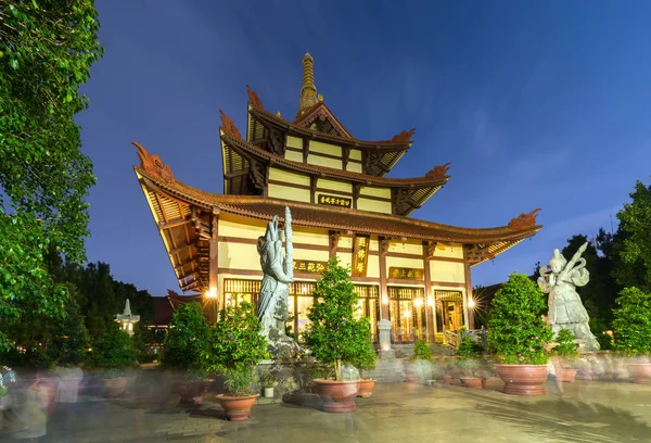 Templo de arquitetura à noite quando as luzes cintilavam como beleza espiritual glorificada . — Fotografia de Stock