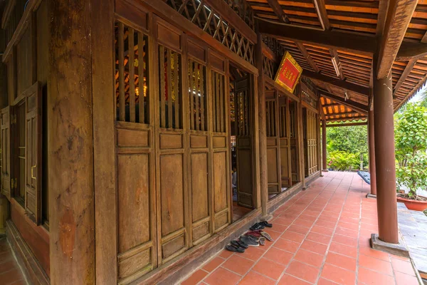 Porta do mosteiro de arquitetura com estrutura de porta classificada — Fotografia de Stock