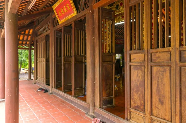 Het platform klooster poort met deur structuur ingedeeld — Stockfoto