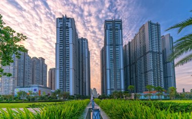 Gün batımında panoramik gökdelenler