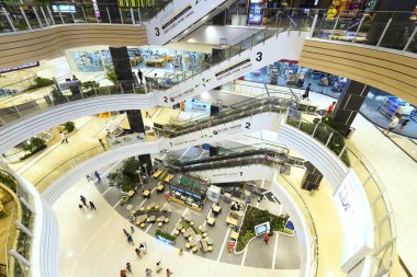 Birkaç kat donatılmış modern mimarisi ile alışveriş merkezi 