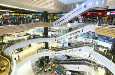 Birkaç kat donatılmış modern mimarisi ile alışveriş merkezi 