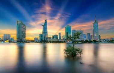 Günün sonunda, gökyüzünde Riverside şehir yapraklara bulutlar