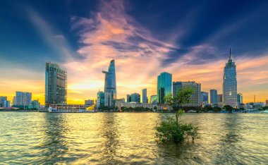 Günün sonunda, gökyüzünde Riverside şehir yapraklara bulutlar