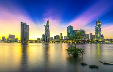 Günün sonunda, gökyüzünde Riverside şehir yapraklara bulutlar