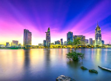 Günün sonunda, gökyüzünde Riverside şehir yapraklara bulutlar