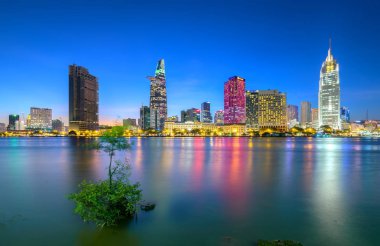 Güzellik gökdelenler boyunca nehir ışık kentsel düz