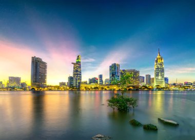 Günün sonunda, gökyüzünde Riverside şehir yapraklara bulutlar