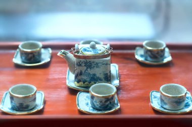 Çaydanlık seti ve eski mobilya koleksiyonu olarak sergilenen masanın üzerindeki eski çay fincanı. Bu, feodal çay sanatının kalıntıları.