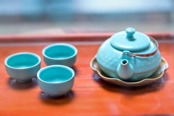 Set Teapots Old Tea Cup Table Exhibited Old Furniture Collection — Stock Photo, Image