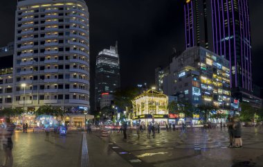 Ho Chi Minh City, Vietnam - 21 Aralık 2017: Gece görünümü geniş yol boyunca gökdelenler ile Yaya Caddesi üzerinde birçok ışık kentsel ekonomik kalkınma Ho Chi Minh City, Vietnam göster