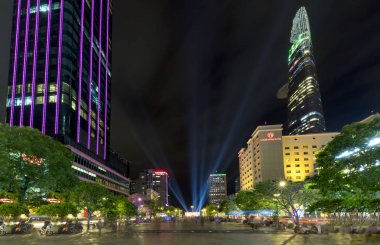 Ho Chi Minh City, Vietnam - 21 Aralık 2017: Gece görünümü geniş yol boyunca gökdelenler ile Yaya Caddesi üzerinde birçok ışık kentsel ekonomik kalkınma Ho Chi Minh City, Vietnam göster