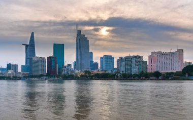 Ho Chi Minh City, Vietnam - 24 Aralık 2017: Ho Chi Minh City, Vietnam için en ekonomik kalkınma gökdelenler kış sabahları nehir kıyısındaki kentsel alanda mimarisini temsil eder.