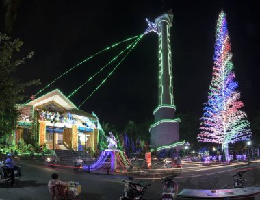 Ho Chi Minh City, Vietnam - 27 Aralık 2017: Noel ağacı aydınlatma, katedral çan kulesi dekoratif parıltılı gece Christmases hayran ziyaretçi çekmek gece sahne Ho Chi Minh City, Vienam