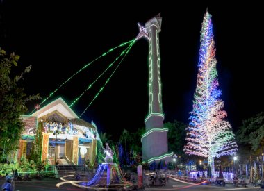 Ho Chi Minh City, Vietnam - 27 Aralık 2017: Noel ağacı aydınlatma, katedral çan kulesi dekoratif parıltılı gece Christmases hayran ziyaretçi çekmek gece sahne Ho Chi Minh City, Vienam