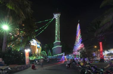 Ho Chi Minh City, Vietnam - 27 Aralık 2017: Noel ağacı aydınlatma, katedral çan kulesi dekoratif parıltılı gece Christmases hayran ziyaretçi çekmek gece sahne Ho Chi Minh City, Vienam