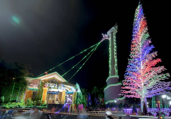 Ho Chi Minh City, Vietnam - 27 Aralık 2017: Noel ağacı aydınlatma, katedral çan kulesi dekoratif parıltılı gece Christmases hayran ziyaretçi çekmek gece sahne Ho Chi Minh City, Vienam