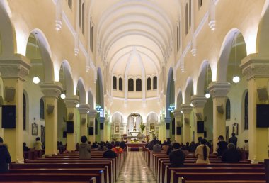 Da Lat, Vietnam - 13 Ocak 2018: Bir grup insan sabahın erken saatlerinde barış dua. Bu güzel bir Fransız tarzında inşa mimarisi hala bugün Da Lat, Vietnam'da korunmuş