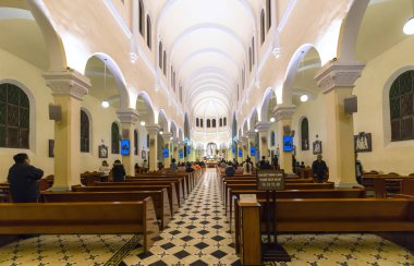 Da Lat, Vietnam - 13 Ocak 2018: Bir grup insan sabahın erken saatlerinde barış dua. Bu güzel bir Fransız tarzında inşa mimarisi hala bugün Da Lat, Vietnam'da korunmuş