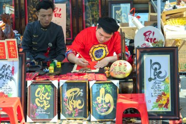Ho Chi Minh City, Vietnam - 8 Şubat 2018: Vietnam bilim adamı hat ay yeni yıl hat Festivali'nde popüler bir gelenek Tet tatil sırasında Ho Chi Minh city, Vietnam'yazıyor