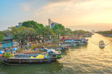 Ho Chi Minh City, Vietnam - 13 Şubat 2018: Sunset bulvarında çiçek pazarı kanal iskele boyunca tekne dok. Nerede kayısı çiçeği ve diğer çiçekler üzerinde ay yeni yıl Vietnam çiftçiler satmak yer burası