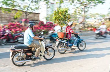 Ho Chi Minh City, Vietnam - 14 Şubat 2018: A adam dekorasyon amaçlı için Ho Chi Minh City, Vietnam delilik yeni yıl ile Fortunella japonica ya da çiçek dolu onun motosiklet sürüş Vietnamca.