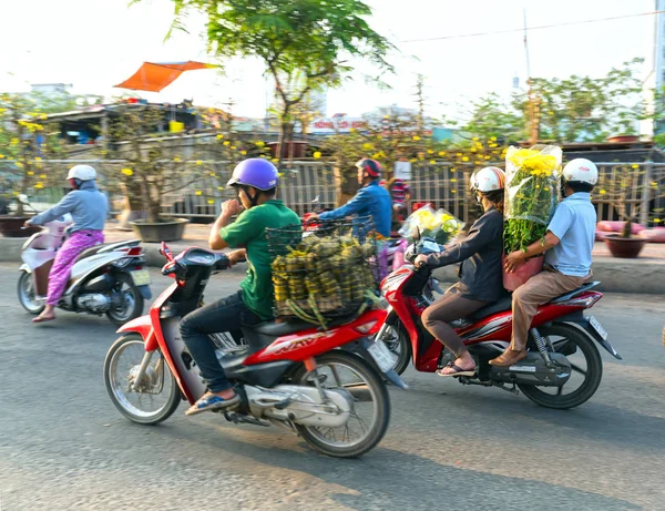 Cidade Chi Minh Vietnã Fevereiro 2018 Homem Vietnamita Está Dirigindo — Fotografia de Stock