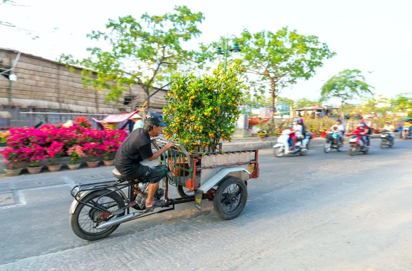 Chi Minh City Vietnam Februar 2018 Ein Vietnamesischer Mann Fährt — Stockfoto