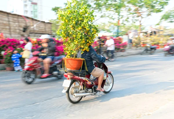 Cidade Chi Minh Vietnã Fevereiro 2018 Homem Vietnamita Está Dirigindo — Fotografia de Stock