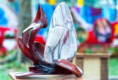 Ho Chi Minh City, Vietnam - 11 Şubat 2018: Ahşap ayak sergilenen sergiler bonsai ay yeni yıl gününde Ho Chi Minh City, Vietnam için parkta birçok mineral taş yerleştirilir.